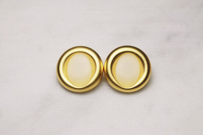 // VÉNUS 白 white elegant earrings ear clips // ve146 - Earrings & Clip-ons - Plastic Gold