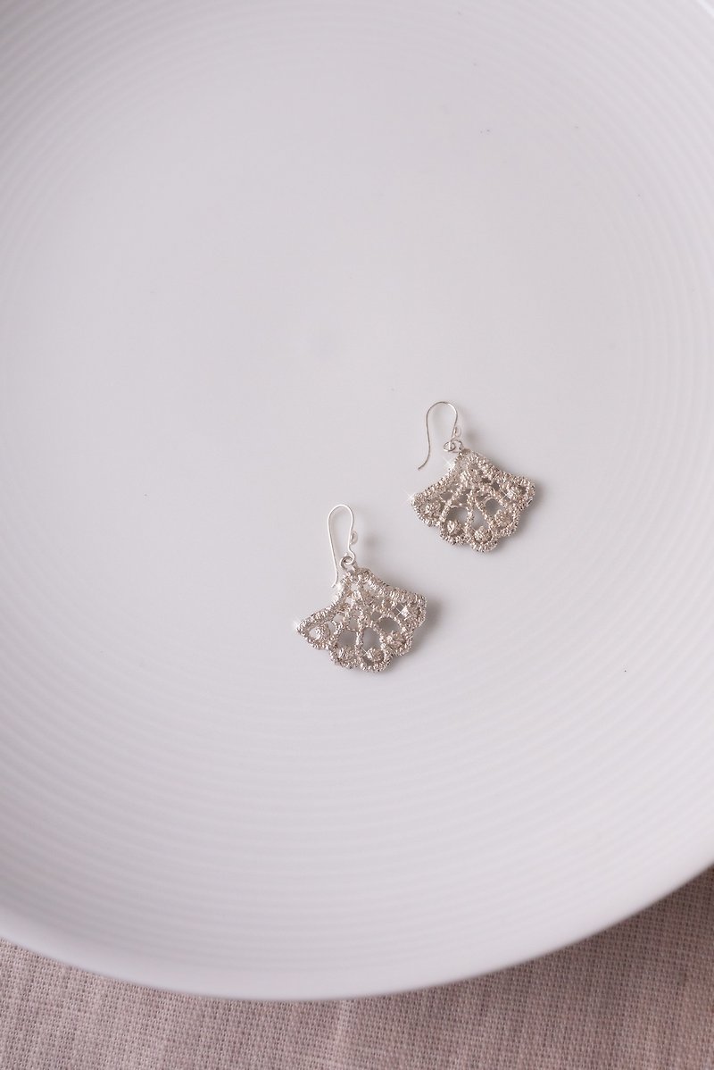 Gift_Clara Clara Romance_Innocent_Pure silver precious metal lace earrings/ Clip-On/scallops - ต่างหู - เงินแท้ สีเงิน