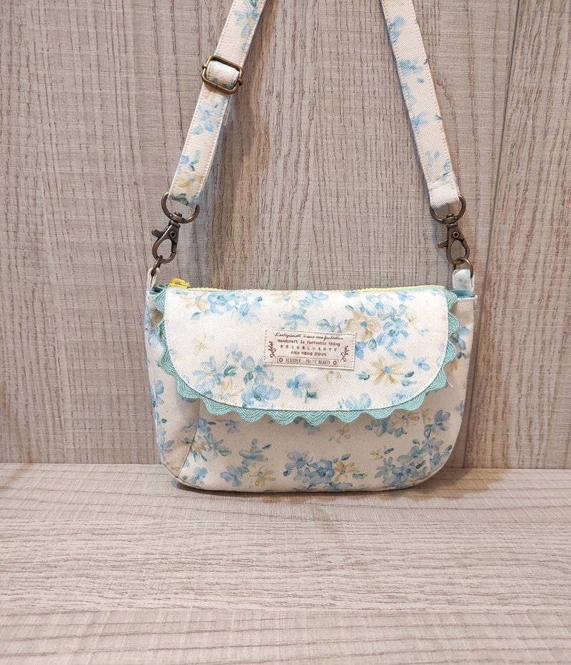 Multifunctional arc small bag-fresh and elegant flowers - กระเป๋าแมสเซนเจอร์ - ผ้าฝ้าย/ผ้าลินิน 