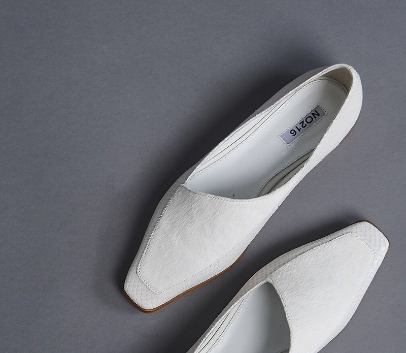 Beveled small square head stitching flat shoes white - รองเท้าหนังผู้หญิง - หนังแท้ ขาว