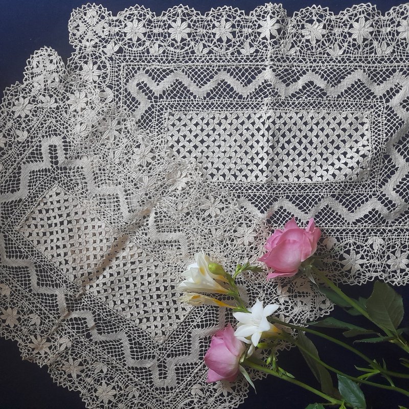 A pair of century-old antique Maltese mallet lace bobbin lace hand-woven placemats and coffee table mats - ของวางตกแต่ง - ผ้าฝ้าย/ผ้าลินิน 