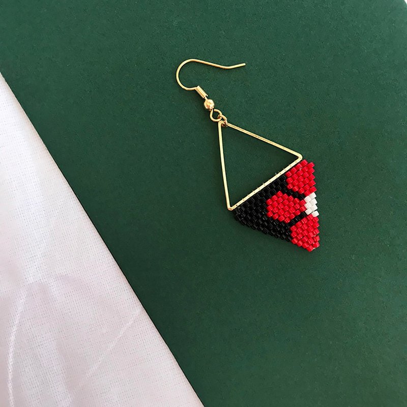 Xia Hongju Inverted Triangle Earrings/Handmade Beaded Earrings - ต่างหู - แก้ว หลากหลายสี