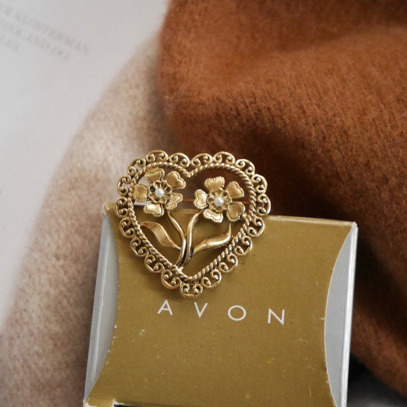 古董Avon 1998 古金色縷空愛心小花別針胸針B2192 - 胸針 - 其他金屬 金色