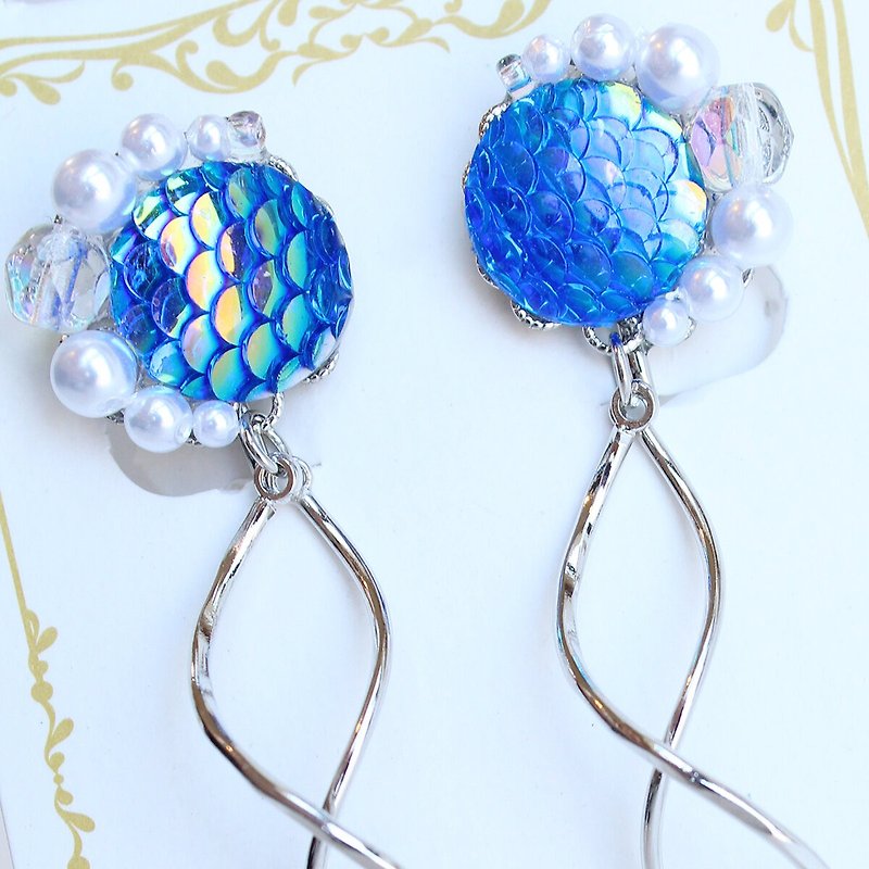 マーメイドピアス 人魚姫の鱗(うろこ)耳飾り ブルーカラー - 耳環/耳夾 - 壓克力 藍色