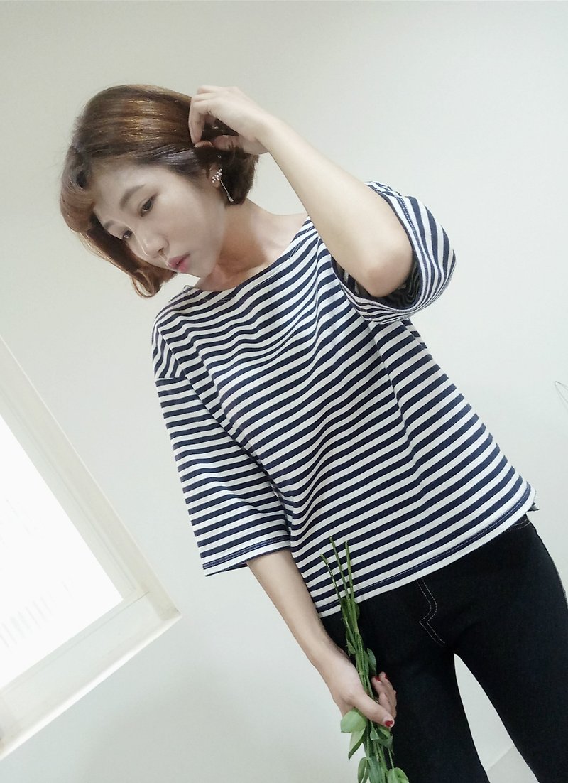 Invisible shadow striped top | 50% organic cotton | loose front short and long slit stripes - เสื้อผู้หญิง - ผ้าฝ้าย/ผ้าลินิน สีน้ำเงิน