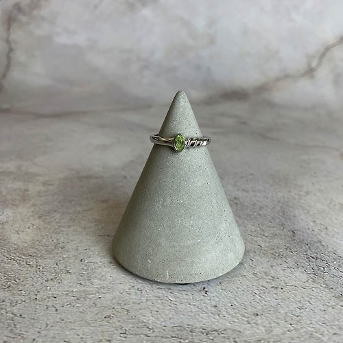 璃珠 RIJU |鑲嵌珠寶| 橄欖石 鑲嵌寶石圓形扭紋戒指 一物一圖