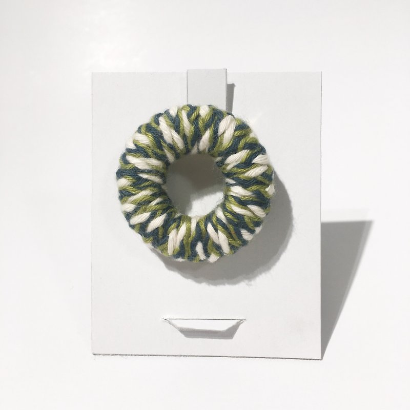knit round brooch - เข็มกลัด - ผ้าฝ้าย/ผ้าลินิน สีเขียว