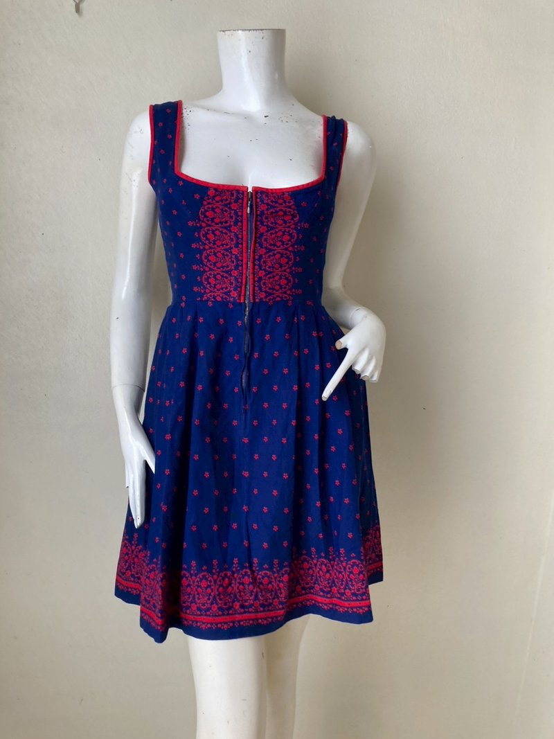 Austrian Vintage Salzburger Dirndl trachten dress with balconet bodice - 洋裝/連身裙 - 棉．麻 