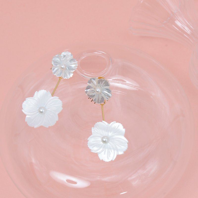 Flower Marriage Series-Large and Small Shell Flower Long Tube Earring - ต่างหู - เปลือกหอย ขาว