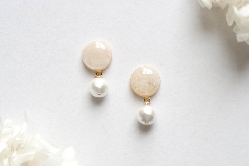 Resin Art Round Motif and Cotton Pearl Earrings - Nostalgia - ต่างหู - เรซิน สีกากี