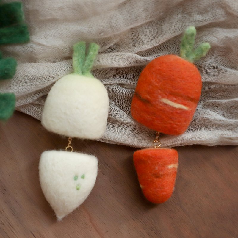 Wool felt hand-made white radish carrot vegetable brooch/pin/magnet/fridge magnet/hairpin hair accessories - Brooches - Wool White