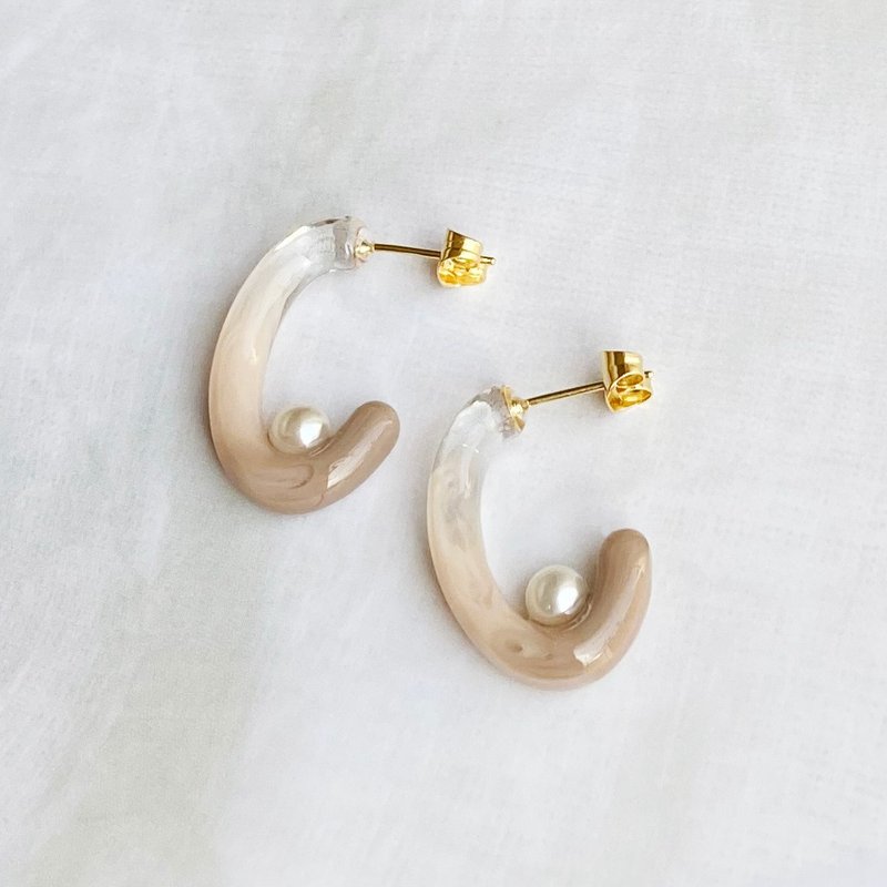 Oval Hoop Pearl Swing Earrings/ Clip-On(Beige) - ต่างหู - เรซิน สึชมพู