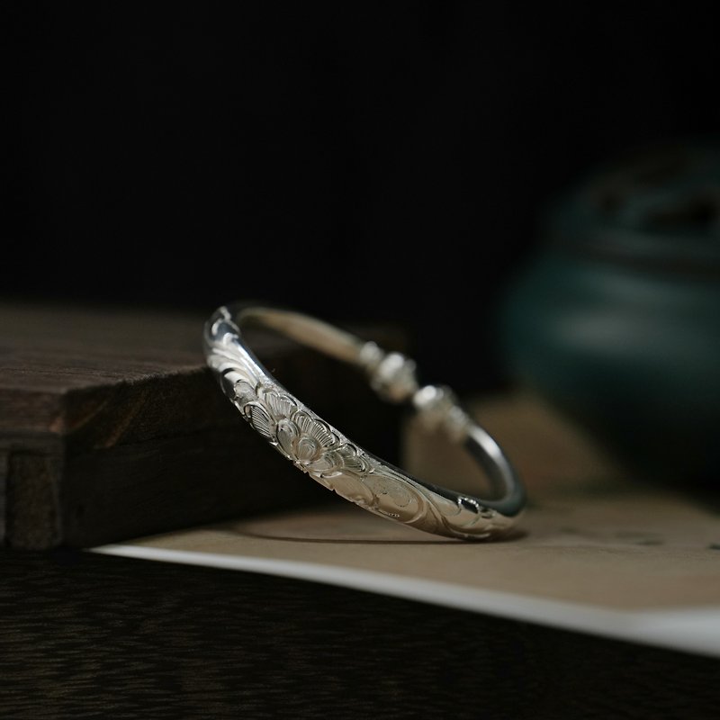 Handmade silver bracelet with rilievi flower pattern - สร้อยข้อมือ - เงินแท้ สีเงิน