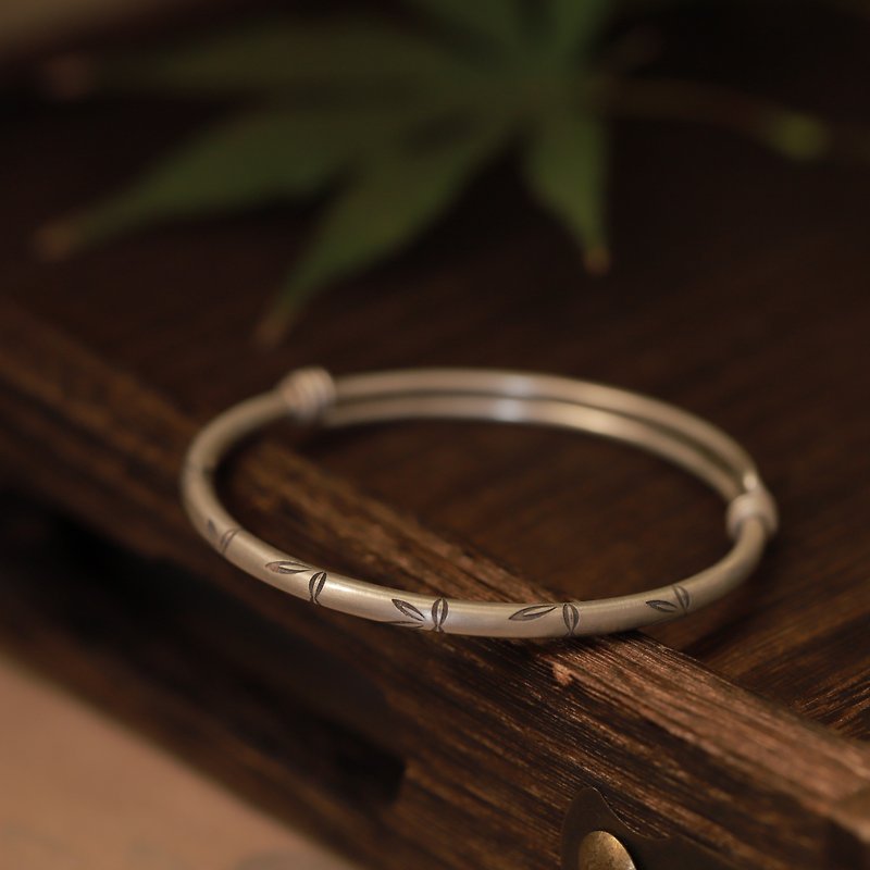Handmade Silver Bracelet With Bamboo Leaf Pattern - สร้อยข้อมือ - เงิน สีเงิน