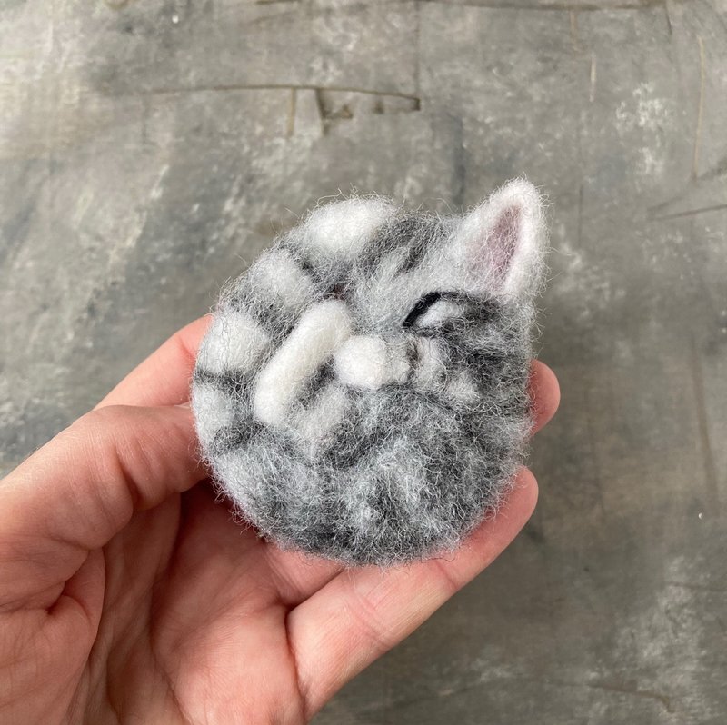 Sleeping realistic cat pin for women Cute felted wool cat brooch for girlfriend - Brooches - Wool Gray