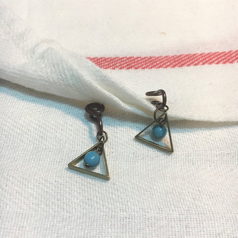Small triangle blue ear clip earrings - ต่างหู - โลหะ หลากหลายสี