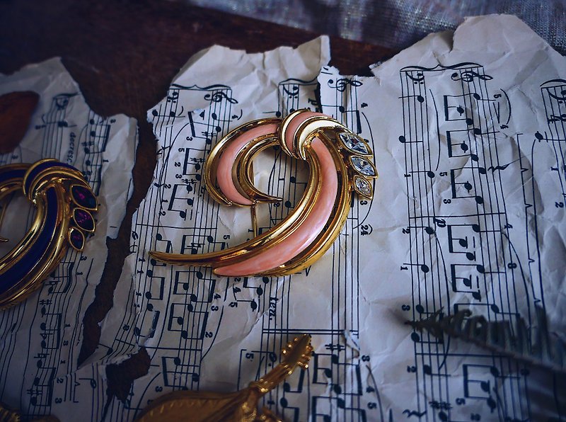 Trifari bass clef pink enamel Stone brooch _ · American antique jewelry - Brooches - Enamel 