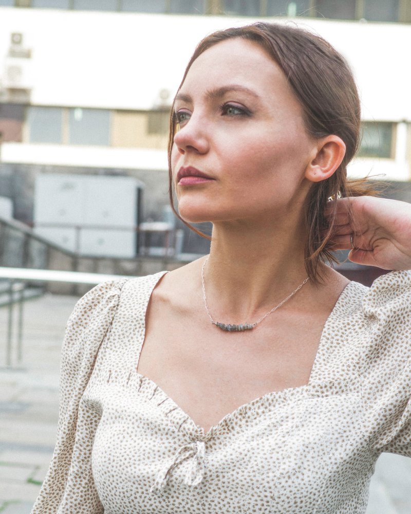 Raw Labradorite Necklace, Silver 925, Virgo gem, Aquarius stone, Scorpio jewelry - 項鍊 - 水晶 灰色