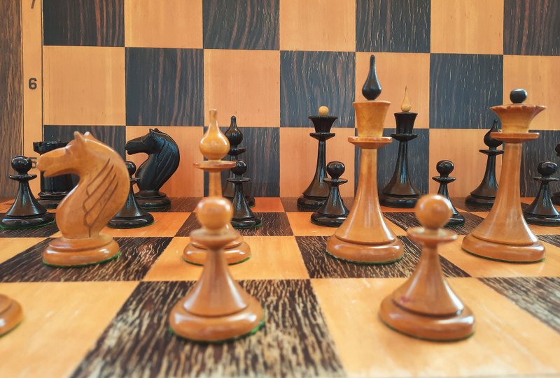 Soviet Mordovian chess pieces 1950s – old weighted Russian chessmen brown black - 桌遊/牌卡 - 木頭 