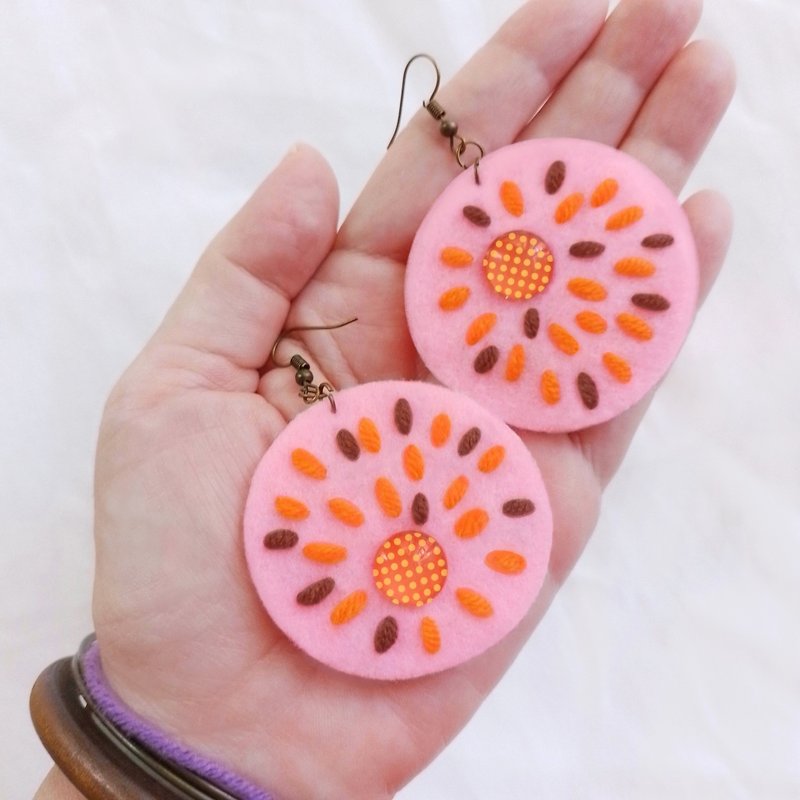 Cute free-form dangle earrings design with hand-stitching on hard felt, beads - 耳環/耳夾/耳骨夾 - 其他材質 