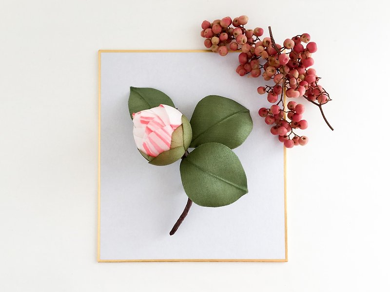Corsage: Bud camellia (C: variegated) Bud of camellia. - เข็มกลัด/ข้อมือดอกไม้ - ผ้าไหม หลากหลายสี