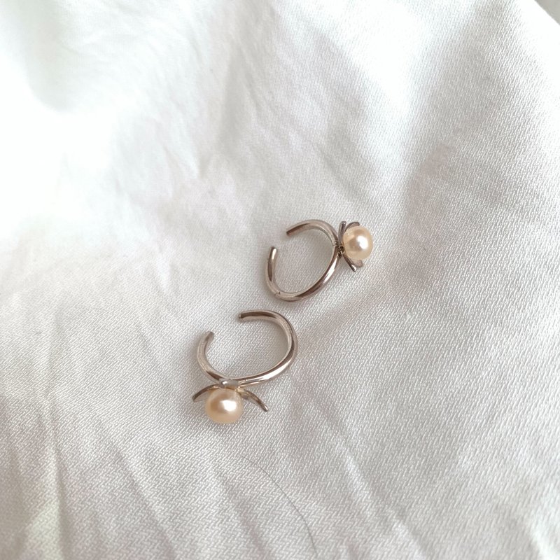 / Four-pointed flowers / Natural pearl pattern ring earrings - ต่างหู - เงินแท้ สีเงิน