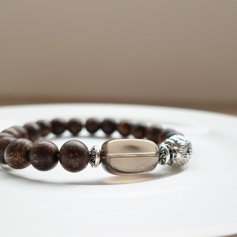 Winter Serenity | Agarwood & Crystal Clear Natural Smoky Quartz | Warm Healing on Your Wrist | Elegant Pairing | Gift Idea - สร้อยข้อมือ - คริสตัล สีกากี
