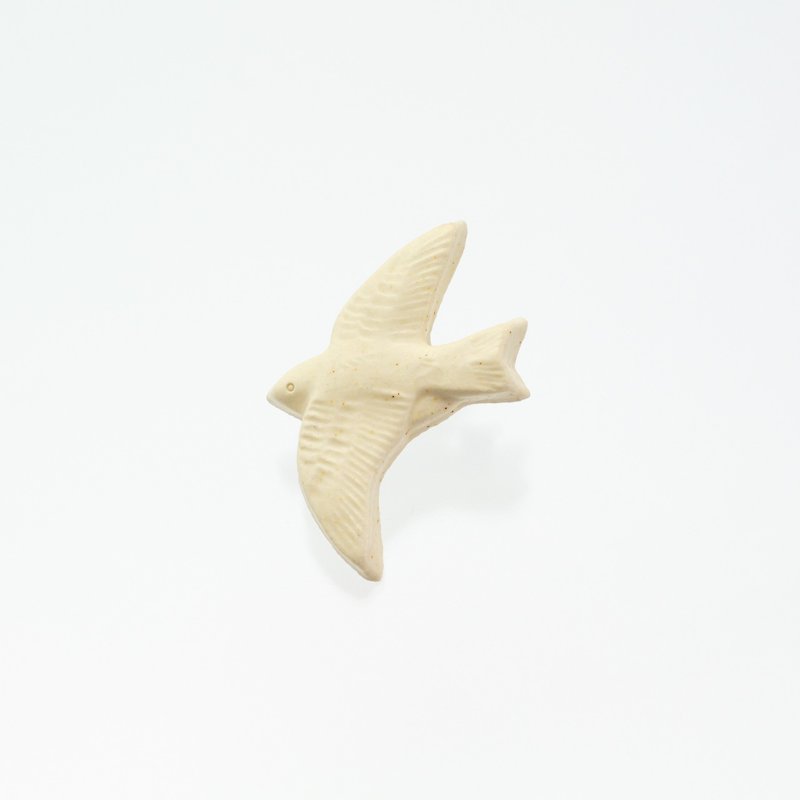 陶器ブローチ　ツバメ(生成り) - 胸針 - 陶 白色
