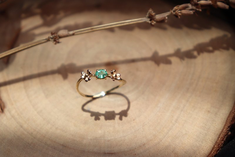 [Flower bed a kadan series] k18 emerald clover branch ring - แหวนทั่วไป - เครื่องประดับ สีทอง