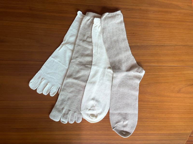 Made in Japan Cocoonfit 4-layer anti-cold socks silk x cotton L size - ถุงเท้า - ผ้าไหม สีกากี