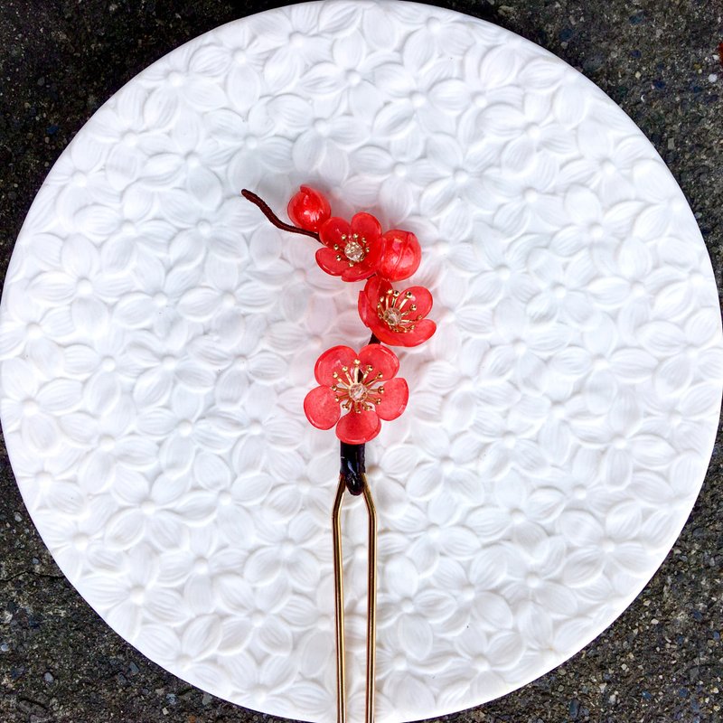 【winter. Hanmei] [Twelve Flowering Seasons-January] Red plum blossom hairpin. Handcrafted Japanese Resin Flower Ornament - เครื่องประดับผม - เรซิน สีแดง