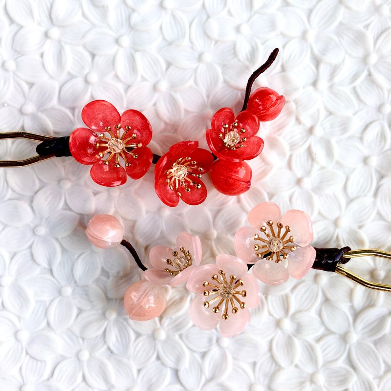 【winter. Hanmei] [Twelve Flowering Seasons-January] Red plum blossom hairpin. Handcrafted Japanese Resin Flower Ornament - Hair Accessories - Resin Red