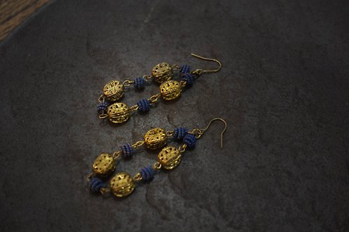 生生蔓 :: 復古黃銅手作飾品 .vintage accessories 藍色編織果實圈耳環