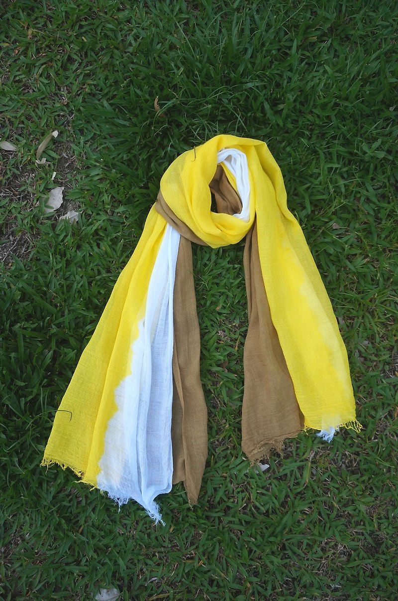 Olive leaf turmeric dyed three-color cotton shawl scarf - ผ้าพันคอ - ผ้าฝ้าย/ผ้าลินิน สีเหลือง