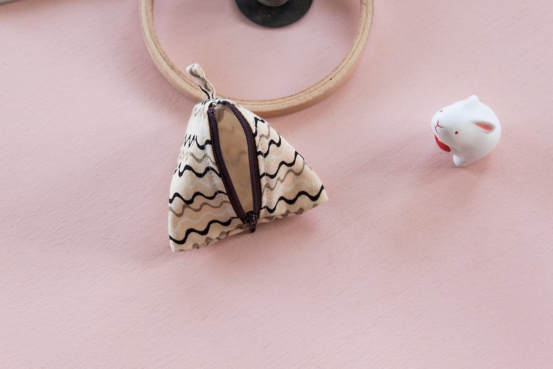 Package day | 40 series. Simple ripples. Charm. Triangle coin purse. Headphone storage. Handmade gifts - กระเป๋าใส่เหรียญ - ผ้าฝ้าย/ผ้าลินิน สีกากี