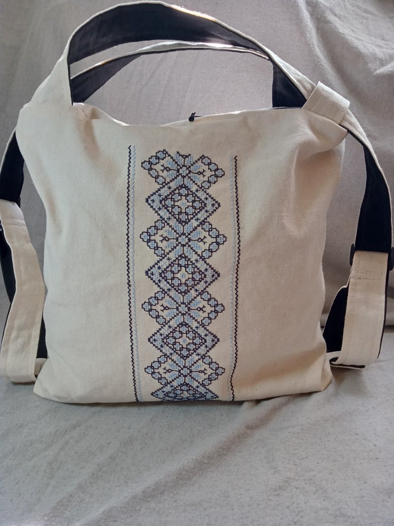 A transformable bag with cross stitch embroidery – ideal for the city and travel - 手提包/手提袋 - 棉．麻 白色