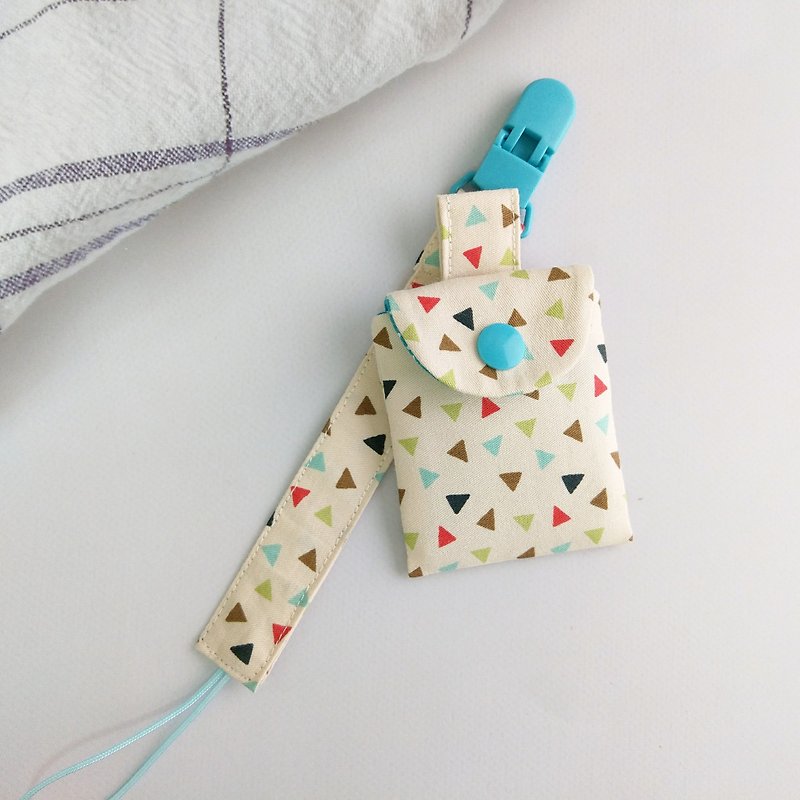 Colored triangles. A set of peace charm bag + pacifier chain (name can be embroidered) - ขวดนม/จุกนม - ผ้าฝ้าย/ผ้าลินิน สีน้ำเงิน