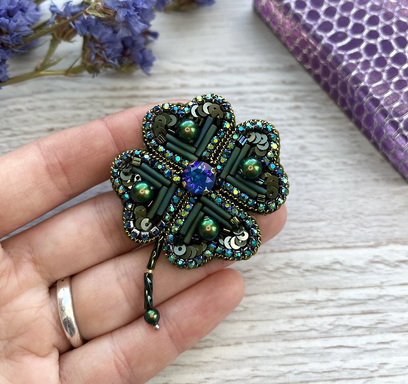 Clover brooch Clover crystal brooch Jewelry brooch with crystals Handmade brooch - เข็มกลัด - แก้ว สีเขียว