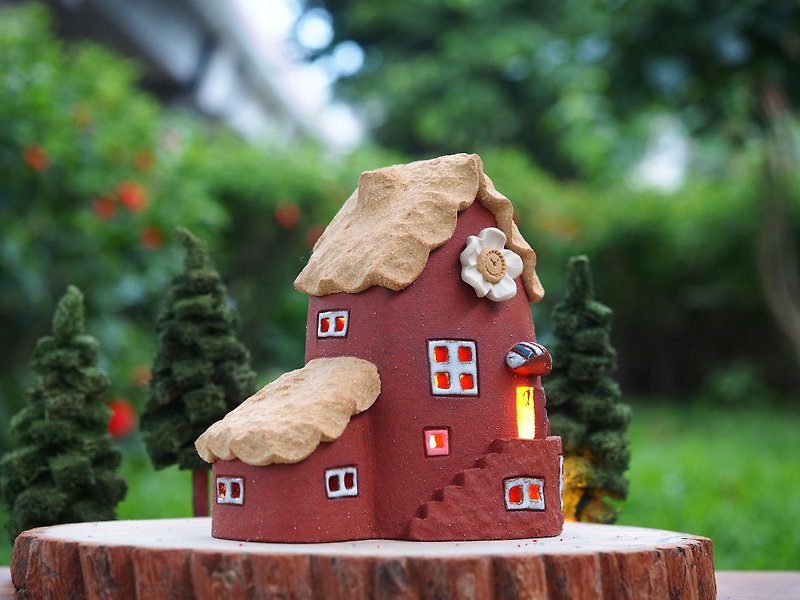 [Lighted House] pottery hand-made-cute home / without wood accessories, owl - โคมไฟ - ดินเผา สีแดง