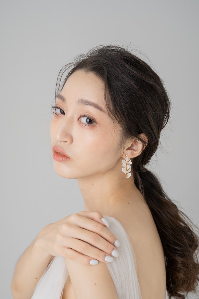 Meet Handmade Crystal Flower Resin Jewelry Earrings Bridal Headwear/Bride's Accessories - Earrings & Clip-ons - Resin White