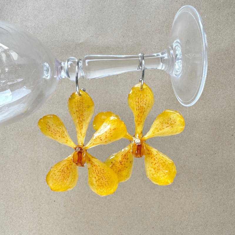 Yellow Mokara Orchid Hoop Earrings - 耳環/耳夾/耳骨夾 - 植物．花 黃色
