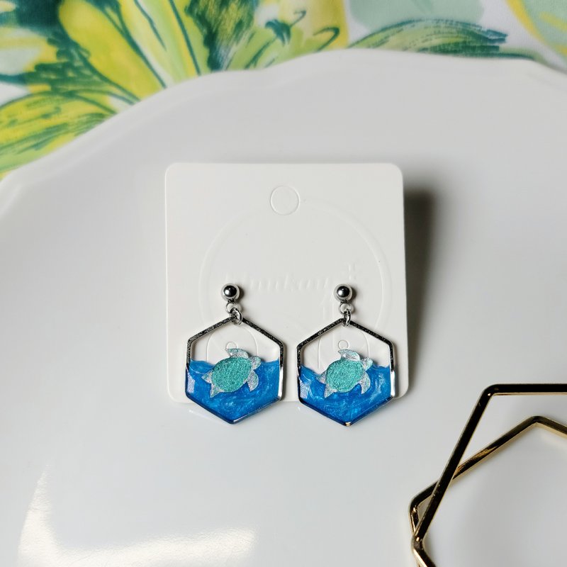 飄洋 綠蠵龜 手繪熱縮片 耳環 - 耳環/耳夾/耳骨夾 - 不鏽鋼 藍色