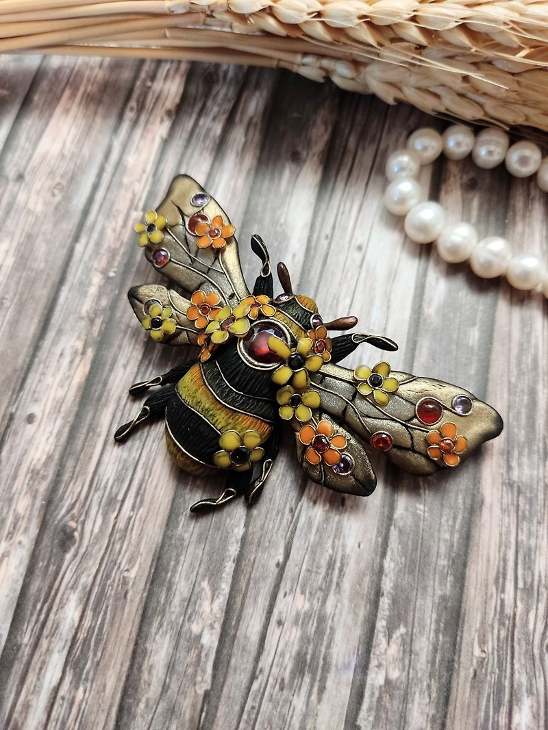 Bumblebee brooch, bee brooch, insect brooch, black and yellow insect jewelry - 胸針 - 黏土 黃色