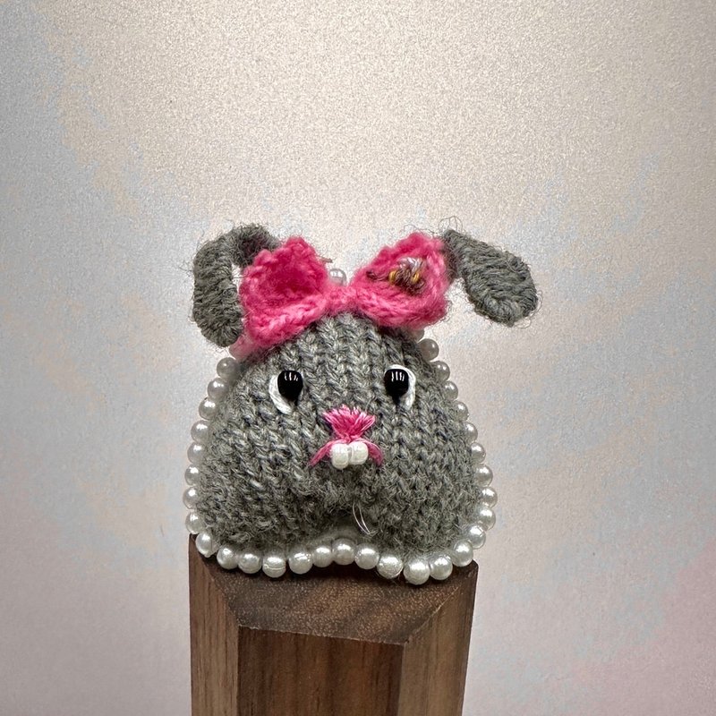 純手工刺繡立體別針 / 暴牙兔 - 徽章/別針 - 棉．麻 