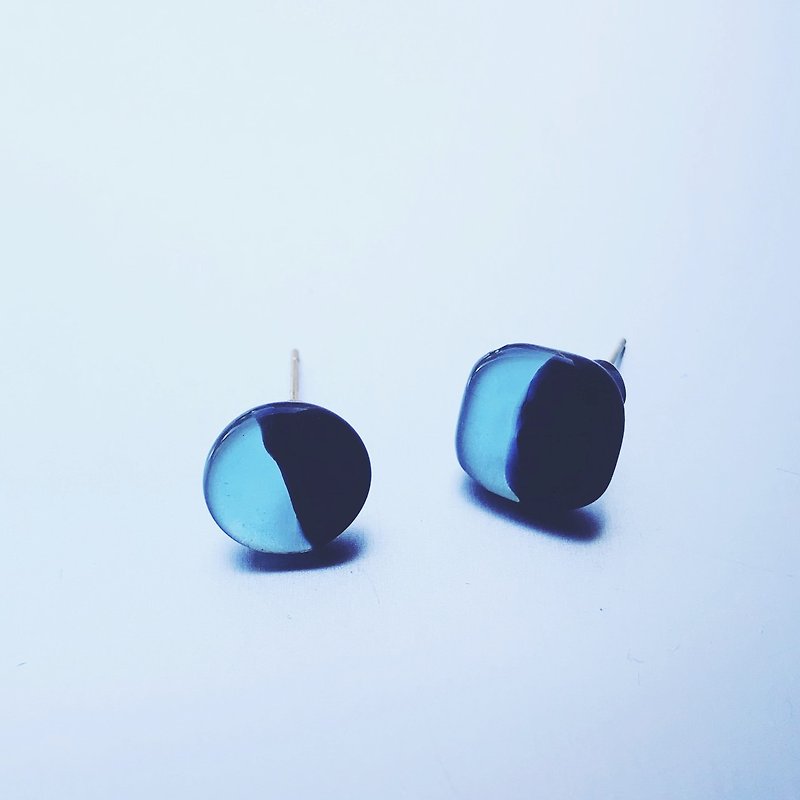 Bicolour asymmetric Earring Circle / Square - 耳環/耳夾 - 玻璃 綠色