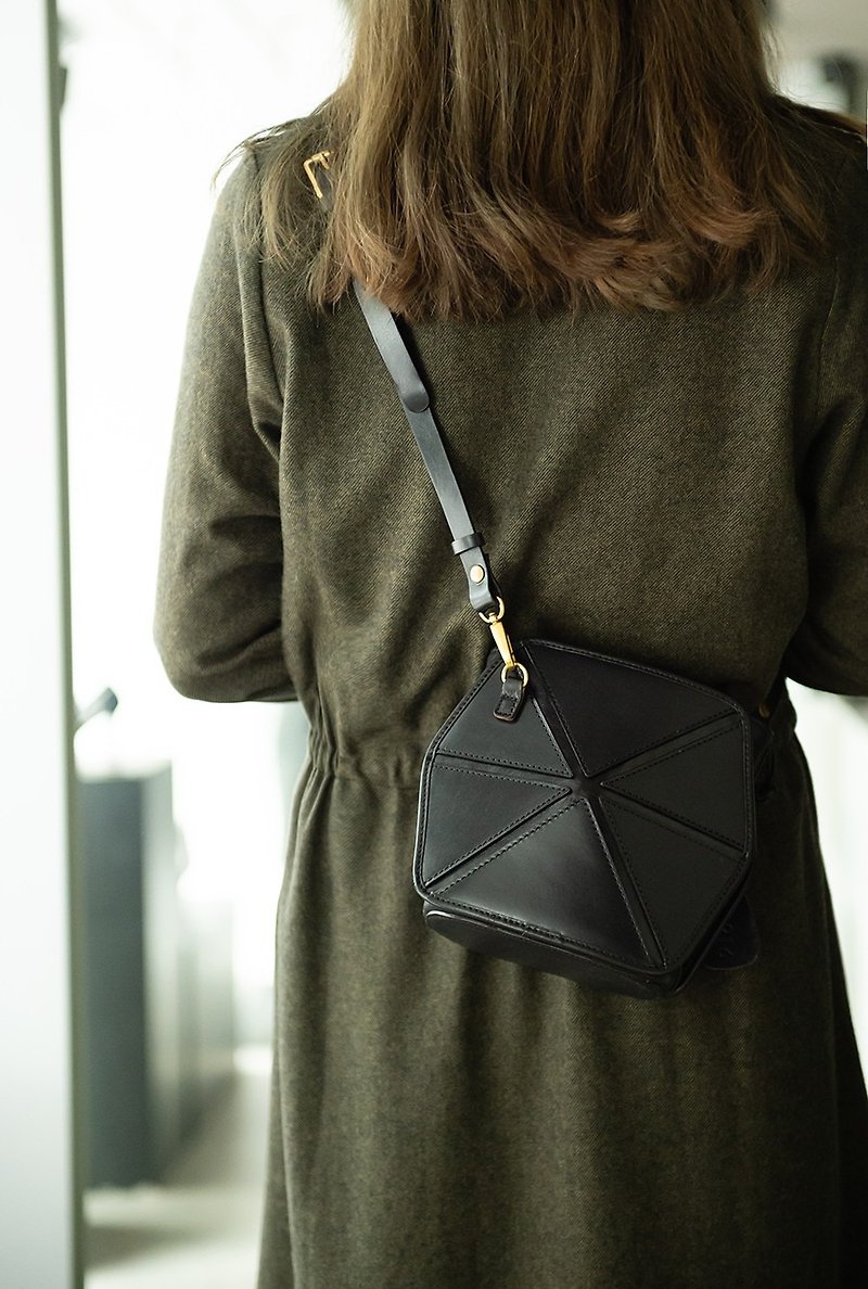 Hexagon structure cut side backpack black - กระเป๋าแมสเซนเจอร์ - หนังแท้ สีดำ