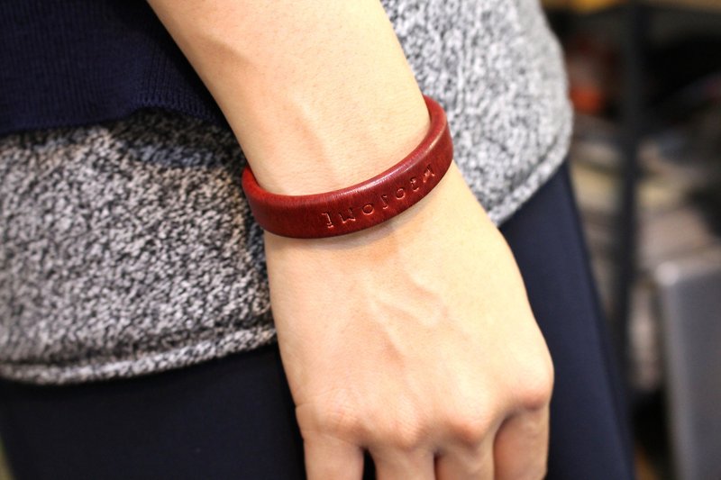 MOOS Seamlessly tanned leather bracelet (single sale) - Bracelets - Genuine Leather Red