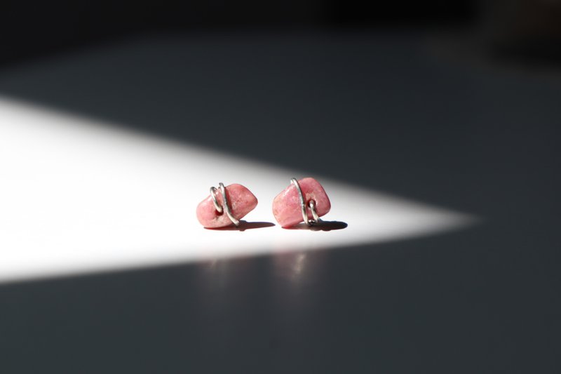 ต่างหู/ต่างหูหนีบ หินโรโดไนท์ หินแห่งความรัก เพิ่มความมั่นใจ ช่วยปรับสมดุลอารมณ์ - ต่างหู - หิน สึชมพู
