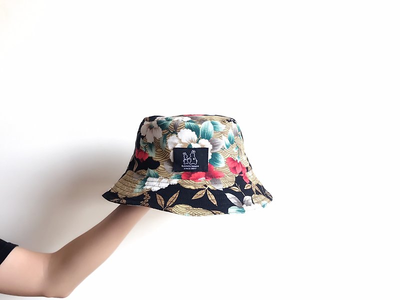 Black flower flower fisherman hat - หมวก - ผ้าฝ้าย/ผ้าลินิน สีดำ
