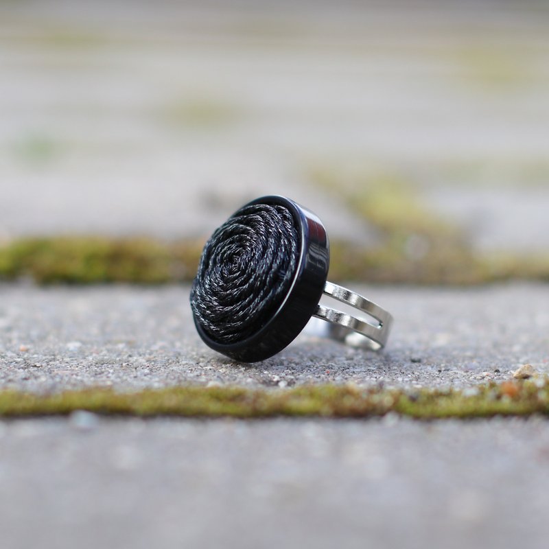 Black embroidered ring, handmade resin jewelry, epoxy resin - 戒指 - 樹脂 黑色